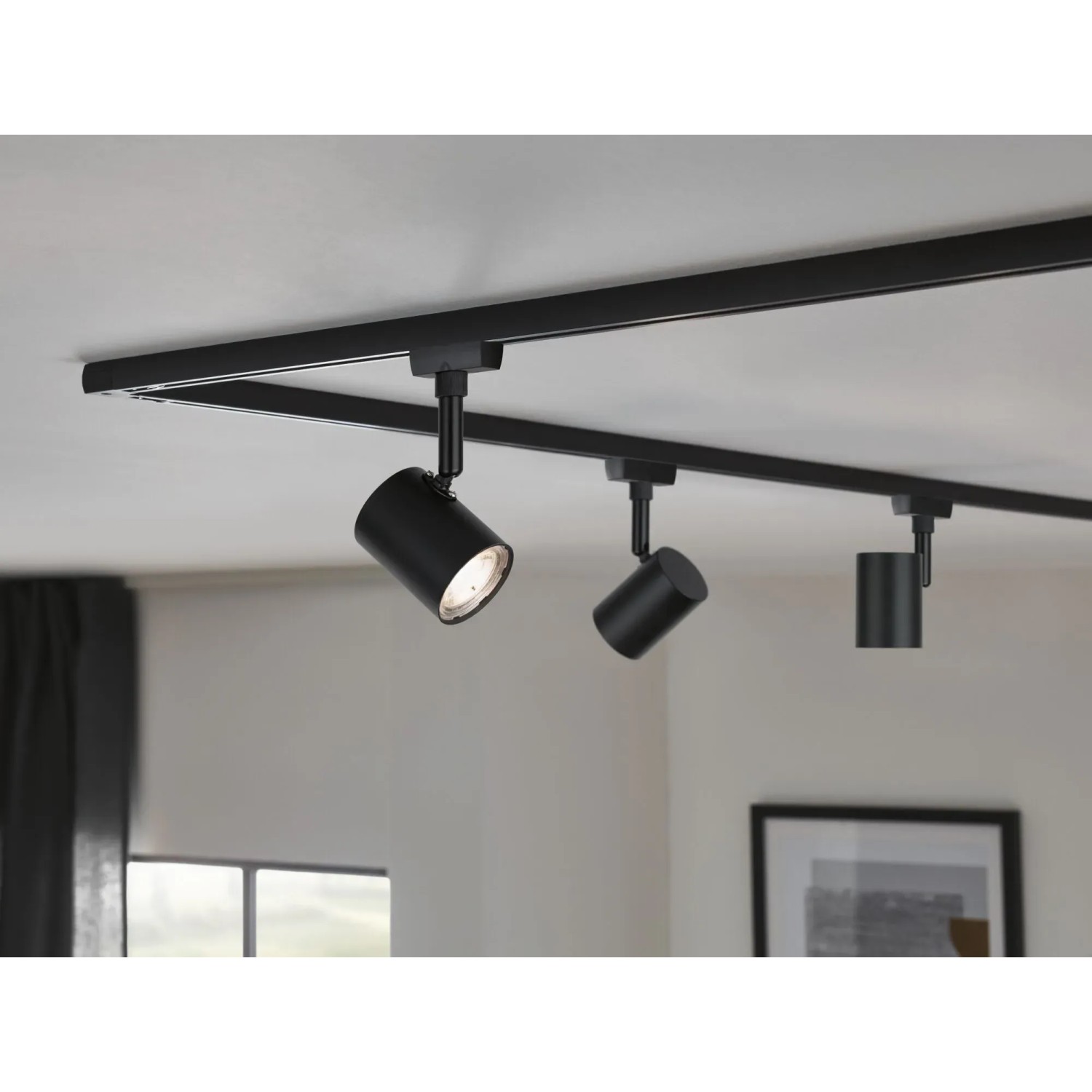 Schienensystem: Paulmann Urail LED Spot Limba, schwarz matt, mit drei Strahlern an der Decke.