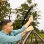Aufbau Hängesessel Cielo grau: Person montiert Polyrattan-Korb am Gestell.