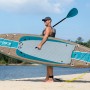 Mann trägt Bestway SUP Touring Board Glider Elite mit Paddel am Strand.