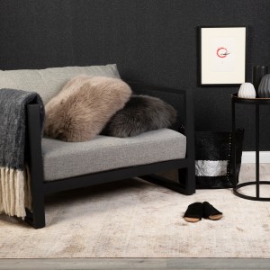 Beiger Obsession Teppich My Laos (80x150 cm) im Wohnzimmer mit Sessel und Deko.