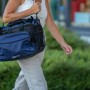 Frau trägt blaue Cartrend Kühltasche (30 l) mit Schultergurt. Ideal für Picknick und Reise.