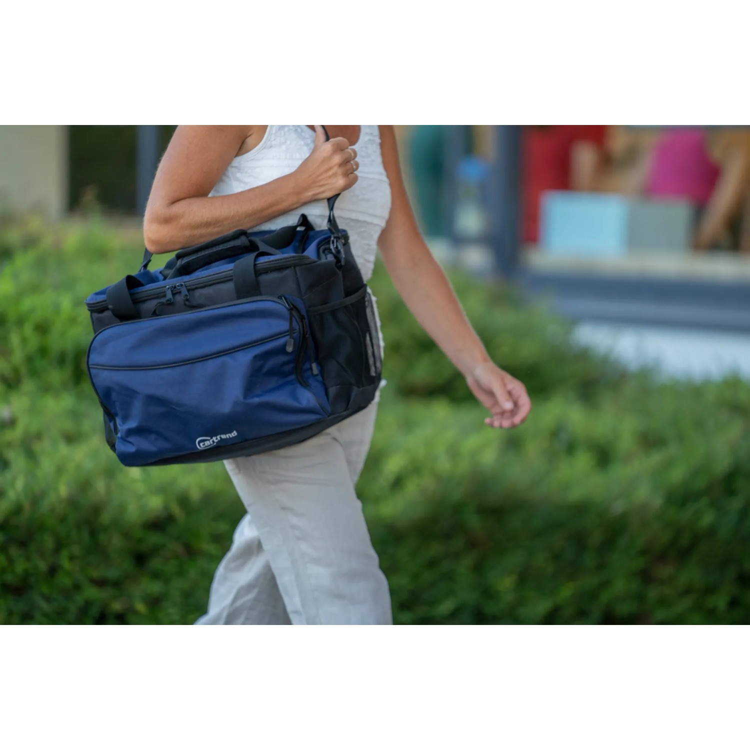 Frau trägt blaue Cartrend Kühltasche (30 l) mit Schultergurt. Ideal für Picknick und Reise.