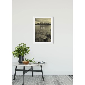 Komar Wandbild Word Lake Sand, 50x70 cm. Landschaft mit See und Berg.