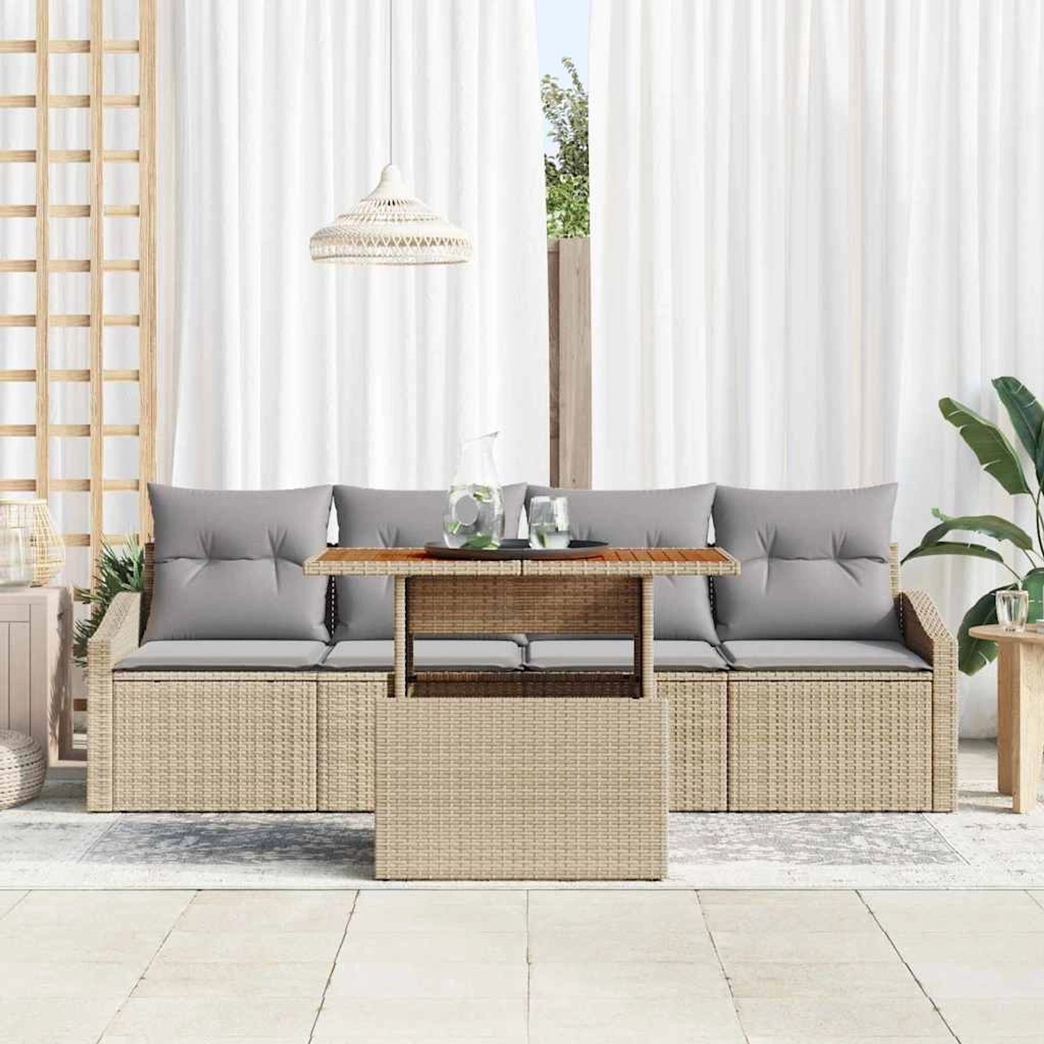Beiges 5-teiliges Garten-Sofa-Set aus Poly Rattan mit Tisch und grauen Kissen.