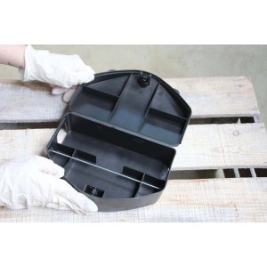 Geöffnete Ratten Köderbox von Protect Home, schwarzes, stabiles Gehäuse mit Metallstange.