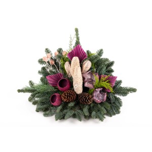 Grabgesteck Nobilis: Natur-Gesteck mit Tannenzweigen, Zapfen und Trockenblumen.