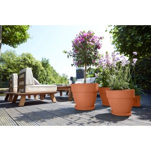 Elho Blumentopf Vibia Campana, Ø 35 cm, Terra, mit Pflanzen auf einer Terrasse.