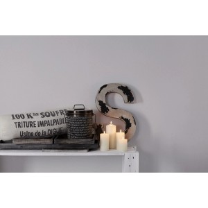 Livingwalls Uni Tapete in Grau (53cm x 10,05m) an Wand mit Deko-Elementen.