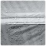 Detailaufnahme: Graues Strandzelt-Gewebe mit Wassertropfen, wasserabweisend.