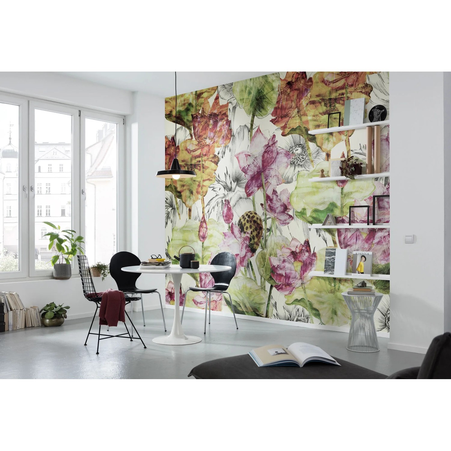 Komar Vlies Fototapete Lotus, florales Muster in Wohnraum-Szene, 368x248 cm.