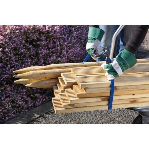 Holztransport mit Gummi-Expander: Längenverstellbares Spannband mit Kunststoffhaken sichert Holzlatten und Pfosten.