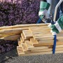 Holztransport mit Gummi-Expander: Längenverstellbares Spannband mit Kunststoffhaken sichert Holzlatten und Pfosten.