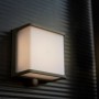 Anthrazitfarbene Lutec Solar-LED-Wandleuchte Doblo mit Bewegungsmelder, 1.000 Lumen.