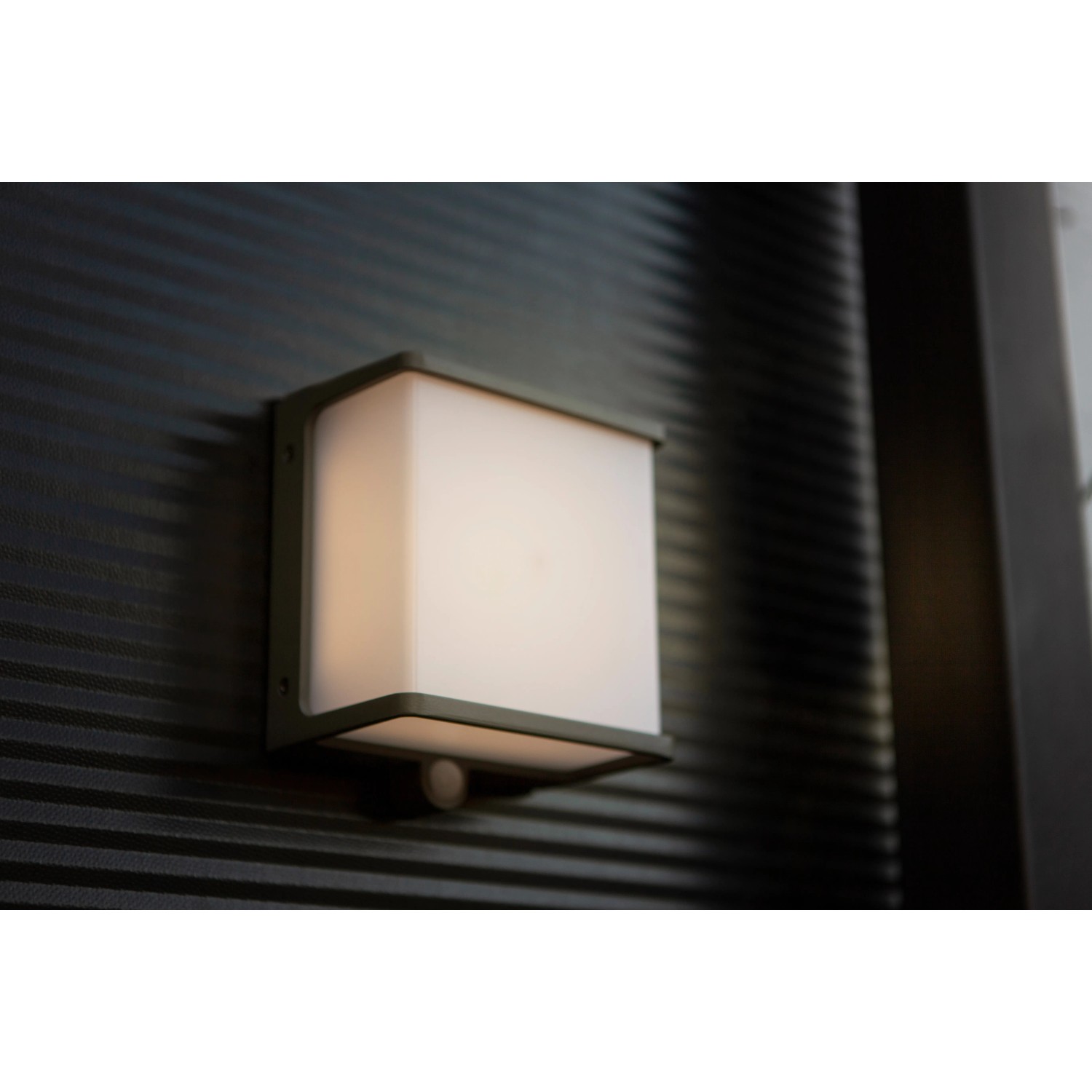 Anthrazitfarbene Lutec Solar-LED-Wandleuchte Doblo mit Bewegungsmelder, 1.000 Lumen.