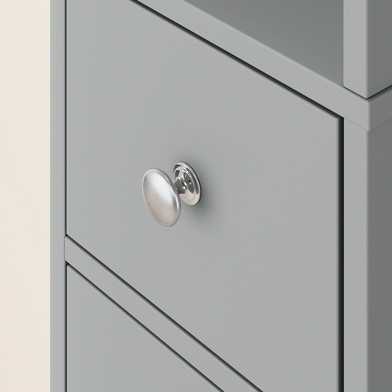 Detailaufnahme: Grauer SoBuy Badezimmerschrank Hochschrank mit Schublade und silbernem Knopf.