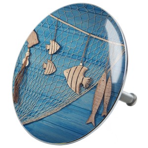 Sanilo Badewannenstöpsel mit maritimem Design: Blaues Holz, Fischernetz und Fische.