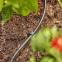 Gardena Verteilerrohr 4,6mm im Beet mit Erdreich und Pflanzen, Teil des Micro-Drip-Systems.