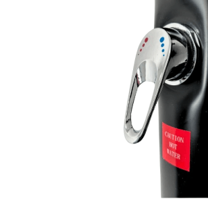 Detailaufnahme: Griff der GreenYard Solardusche mit Warmwasserhinweis.