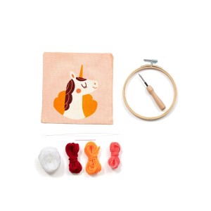 MyMandarine Stanznadel Set Einhorn: Stoff mit Einhorn-Motiv, Holzring, Punch Needle, bunte Wolle. Kreativwerkzeuge.