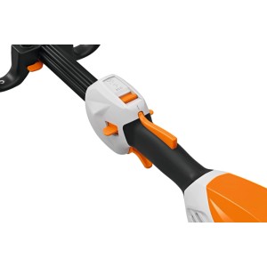 Detailansicht des orange-weißen Bediengriffs der Stihl Akku-Motorsense FSA 70 R mit ECO-Modus und Gashebel.