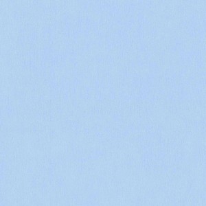 Einfarbige, hellblaue Vliestapete für ein Babyzimmer.