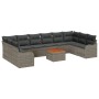 Graues 11-teiliges Garten-Sofa-Set aus Poly Rattan mit Tisch und grauen Polstern.