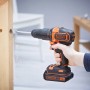 Black+Decker Akku-Schlagbohrschrauber BDCHD18K beim Bohren in Holz.