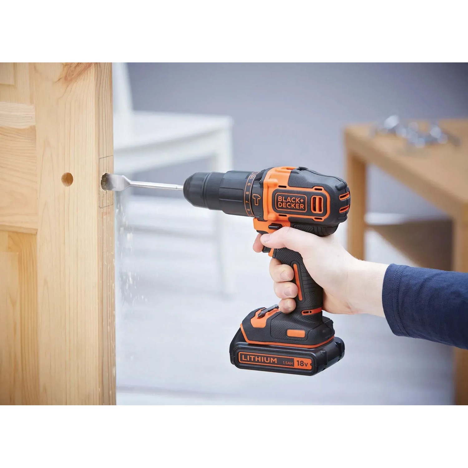 Black+Decker Akku-Schlagbohrschrauber BDCHD18K beim Bohren in Holz.