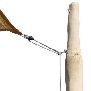 Detailaufnahme: Sonnensegelmast aus Robinienholz mit Befestigungsset und Höhenverstellung.