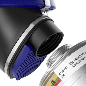 Dräger Kombinationsfilter ABEK2 Hg P3 R D mit Rd40 Anschluss wird an schwarze Atemschutzmaske montiert. Silberner Gasfilter.