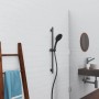 Schwarze Schütte Handbrause Capri, matt, mit Brauseschlauch und Halterung im modernen Badezimmer.