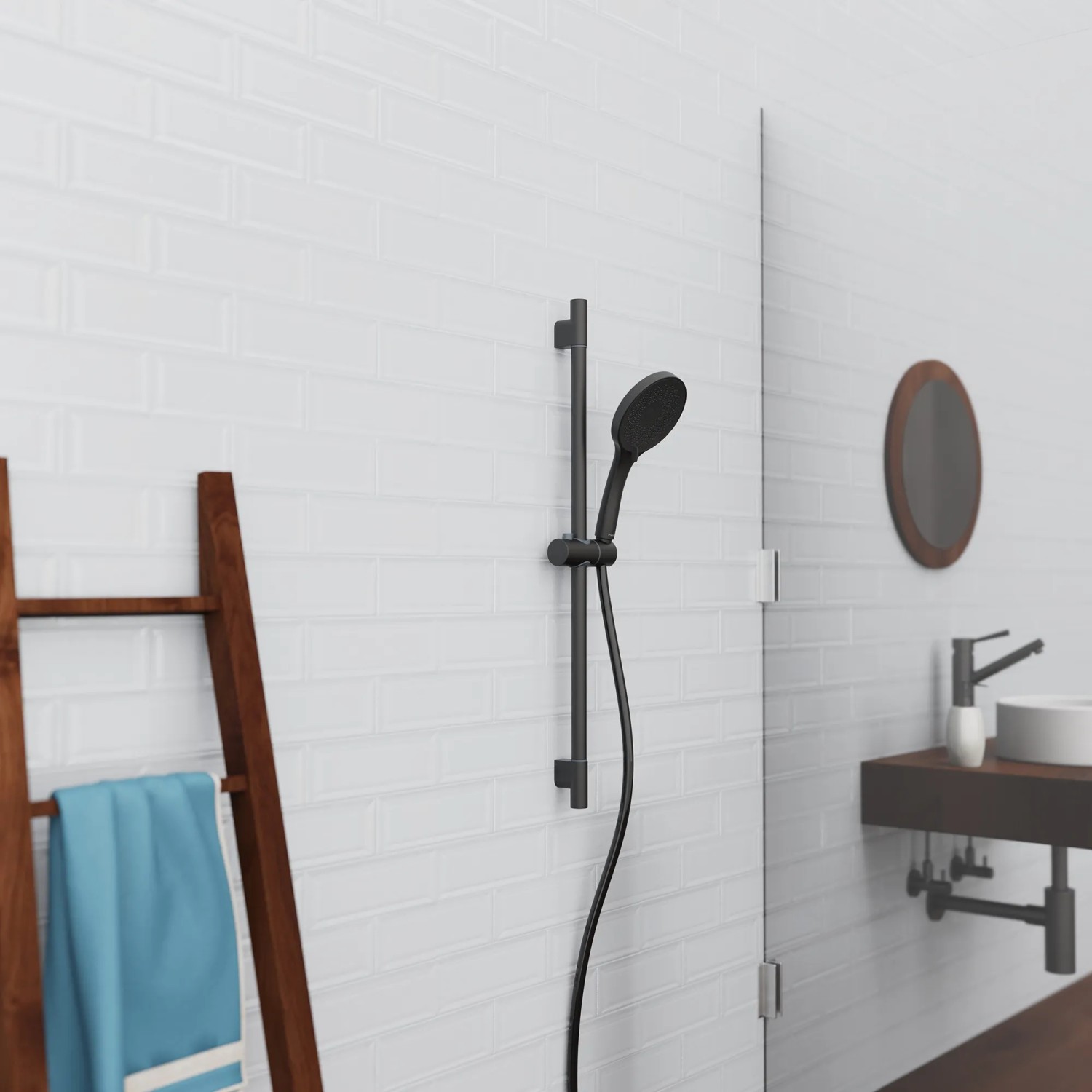 Schwarze Schütte Handbrause Capri, matt, mit Brauseschlauch und Halterung im modernen Badezimmer.