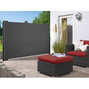 Anthrazitfarbene, 2-seitige Seitenmarkise Cordoba (je 3x1,5m) als Wind- und Sichtschutz auf Terrasse.