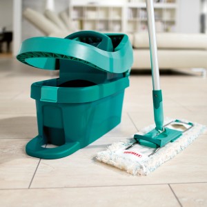 Leifheit Bodenwischer mit Wischtuchpresse und Eimer, Reinigungsgerät für Fliesen und Steinböden.