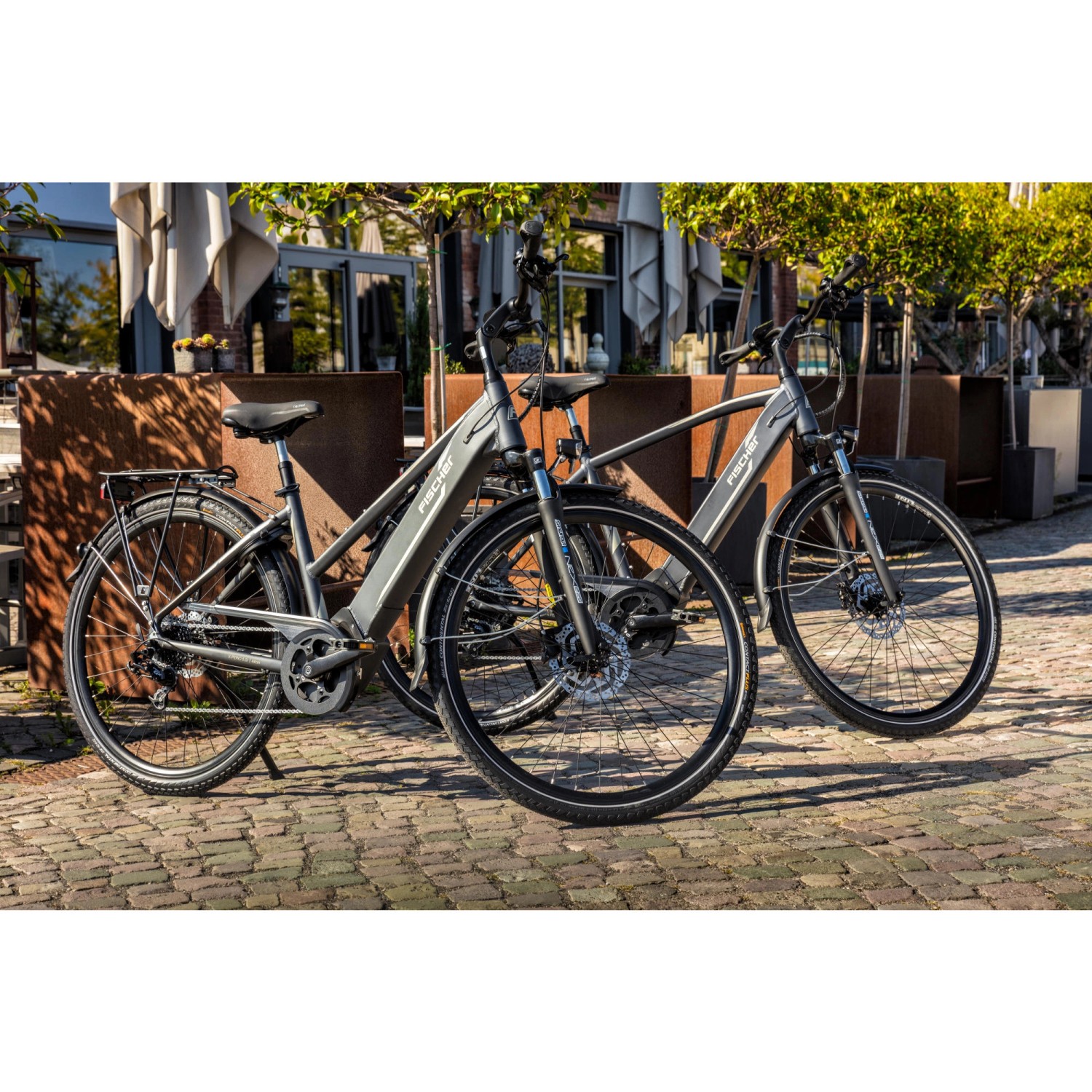 Graues Fischer E-Bike Viator 5.0i mit Diamantrahmen, 50 cm, für Trekking und Alltag.
