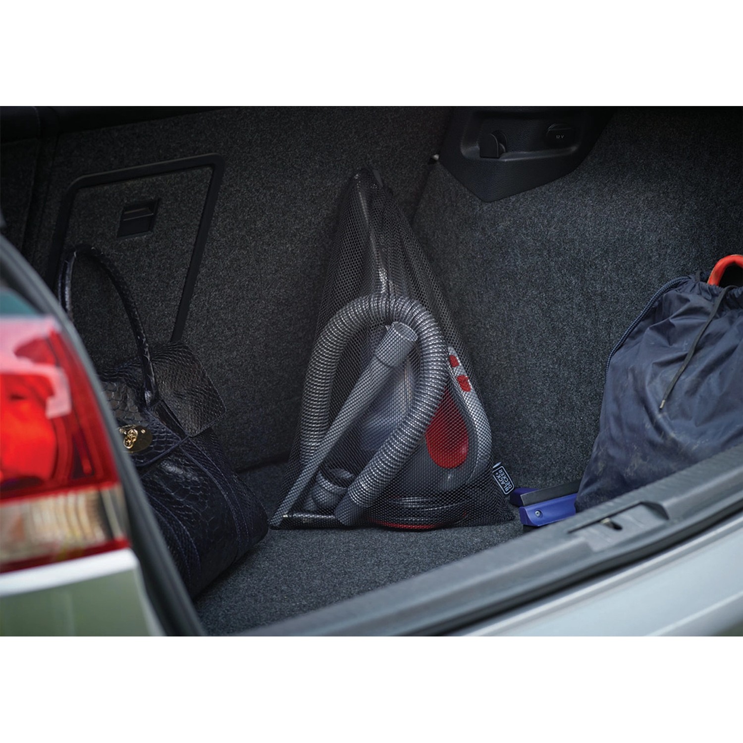 Black+Decker Autosauger ADV1200 im Kofferraum, mit Zubehör im Netz.