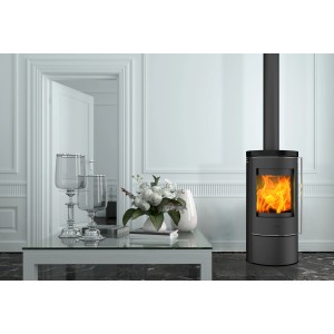 Schwarzer Fireplace Rondale Kaminofen (5 kW) mit Keramikverkleidung im Wohnraum.