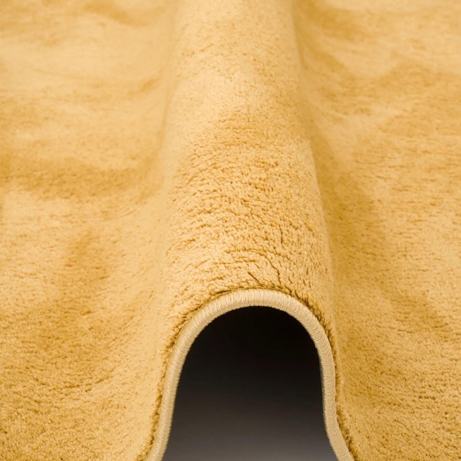 Detailansicht: Curryfarbener Pergamon Hochflor Teppich Melia, super soft und luxuriös.