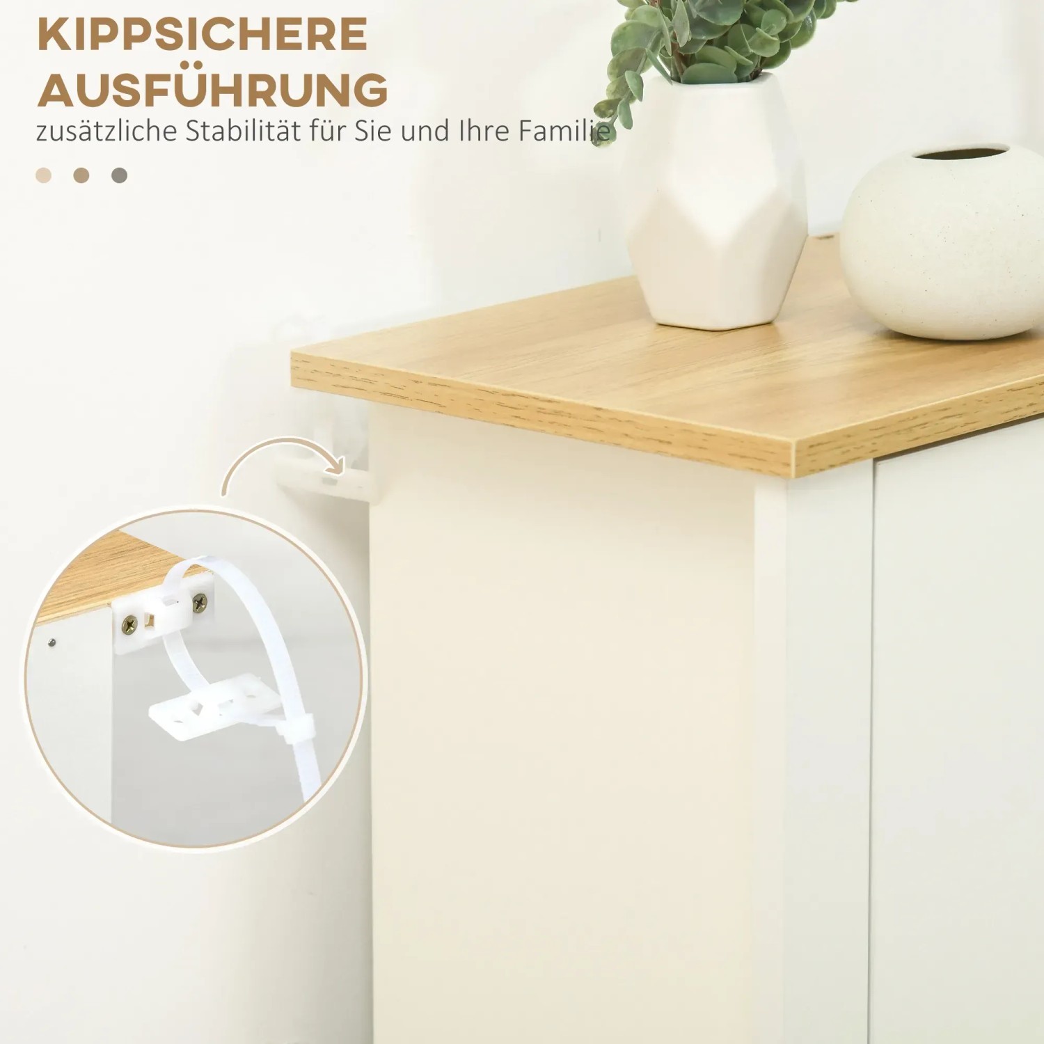 Detailaufnahme: Weißer HOMCOM Schuhschrank mit Kippsicherung an der Wand befestigt.