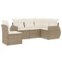 Beige 5-tlg. Garten-Sofagarnitur aus Poly Rattan mit cremeweißen Kissen.