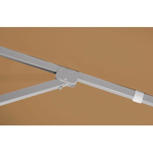 Detailaufnahme: Sandfarbener Schneider Schirm Jumbo, Ø 300 cm, mit Seilzugmechanik und Aluminiumgestell.