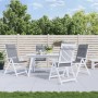 Graue Hochlehner-Auflagen aus Oxford-Gewebe auf weißen Gartenstühlen. Komfortable Sitzkissen für den Außenbereich.