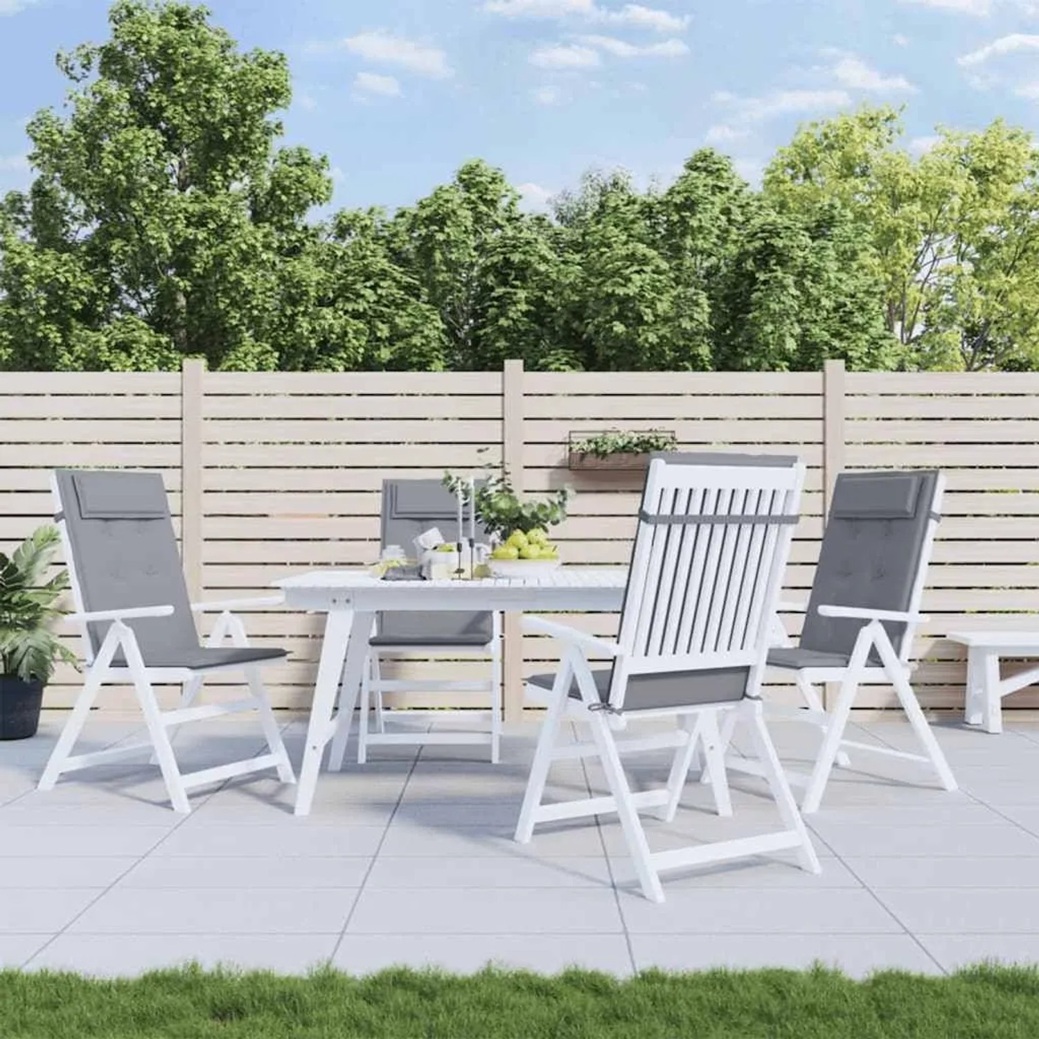 Graue Hochlehner-Auflagen aus Oxford-Gewebe auf weißen Gartenstühlen. Komfortable Sitzkissen für den Außenbereich.