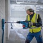 Bosch Professional Akku-Bohrhammer GBH 18V-40C in Aktion beim Bohren in eine Wand.