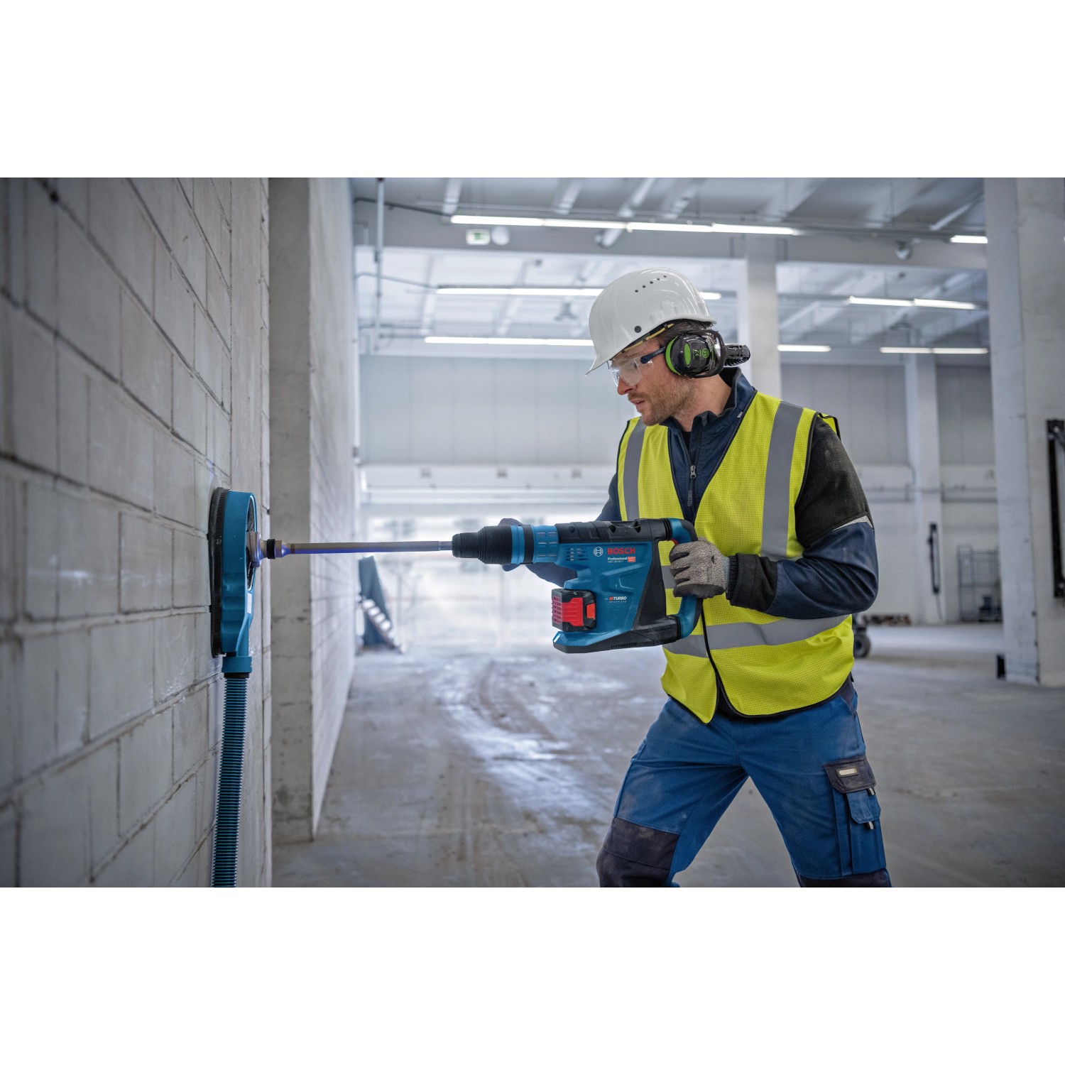 Bosch Professional Akku-Bohrhammer GBH 18V-40C in Aktion beim Bohren in eine Wand.