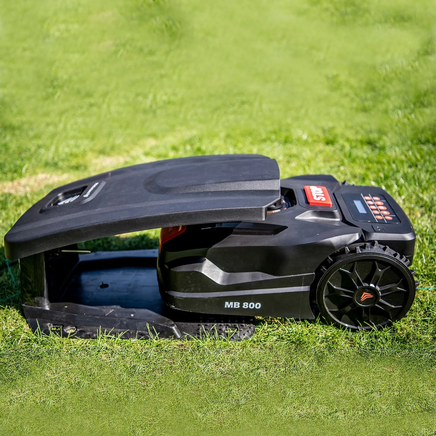 YARD FORCE Mähroboter MB800 auf Rasen, mit Mulchfunktion und Bedienelementen.