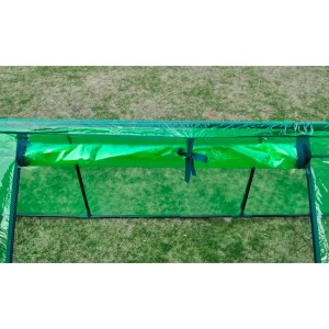 Detailaufnahme des grünen furnicato Gewächshauses mit 3 Türen, Abdeckung und Stahlrahmen.