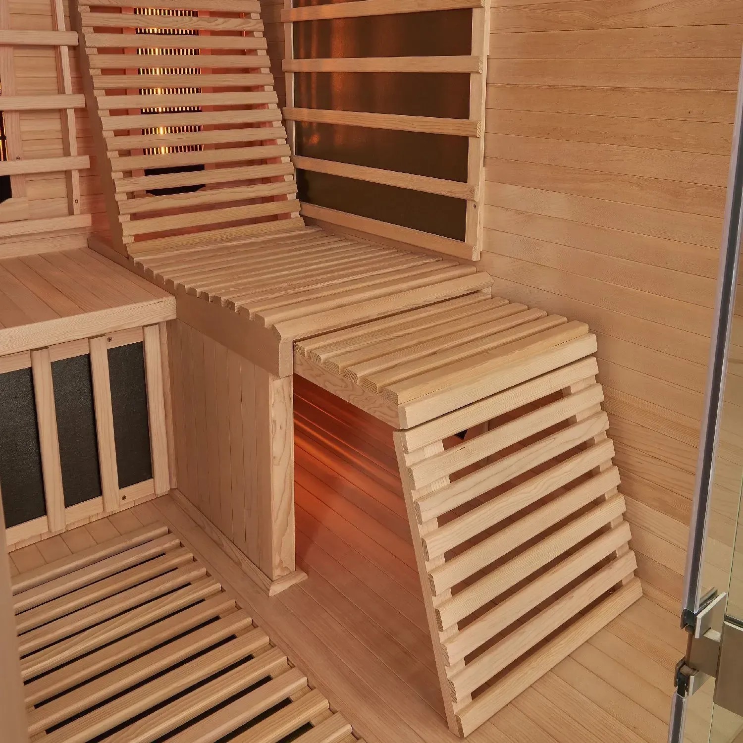 Innenansicht der Artsauna Infrarotkabine Helsinki 150 mit Liegeflächen aus hellem Hemlockholz.
