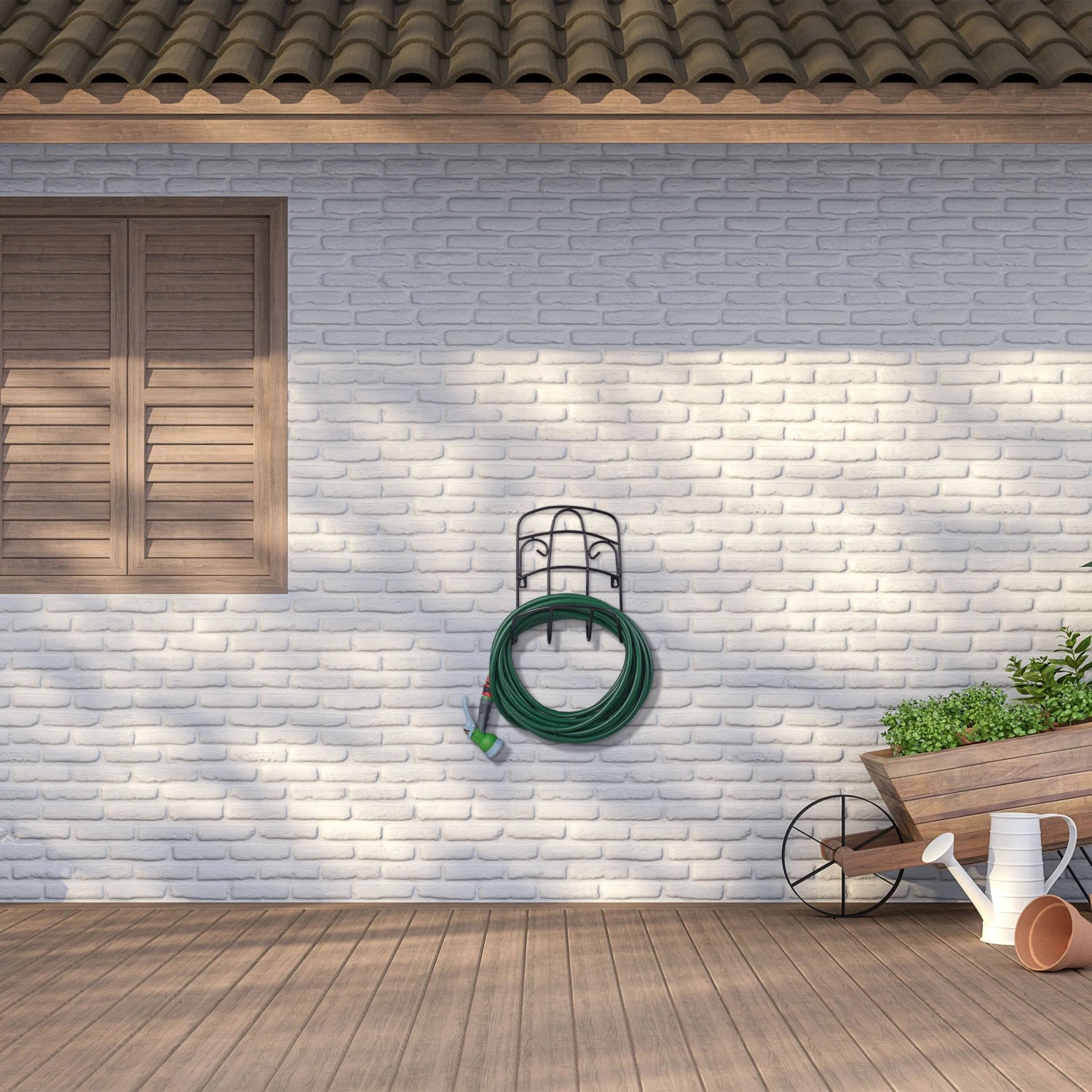 Schwarzer Stahl Gartenschlauchhalter an weißer Wand mit grünem Schlauch. Platzsparende Wandmontage für Garten & Garage.