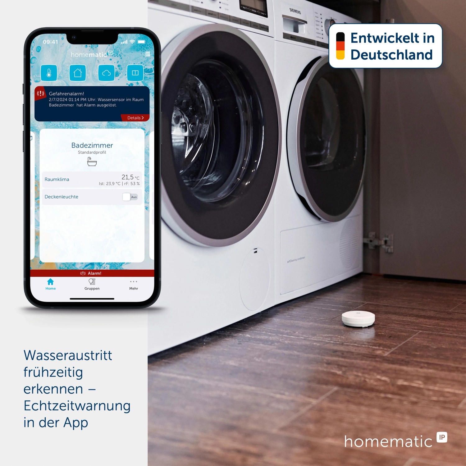 Homematic IP Wassersensor SWD-2 am Boden neben Waschmaschine, Smartphone zeigt Wasser-Alarm in der App. Smart Home Hausautomation.